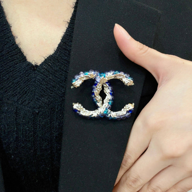 CHANEL 26S DOUBLE C LOGO MULTICOLOR BEADED & STARFISH DETAIL BROOCH IN GOLD METAL 629908