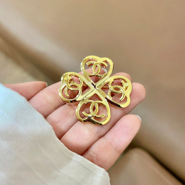 CHANEL 26S DOUBLE C LOGO HEART CLOVER BROOCH IN GOLD METAL 629910