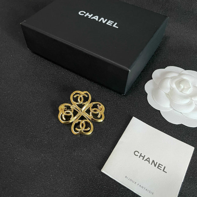 CHANEL 26S DOUBLE C LOGO HEART CLOVER BROOCH IN GOLD METAL 629910