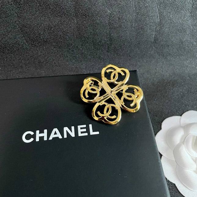 CHANEL 26S DOUBLE C LOGO HEART CLOVER BROOCH IN GOLD METAL 629910