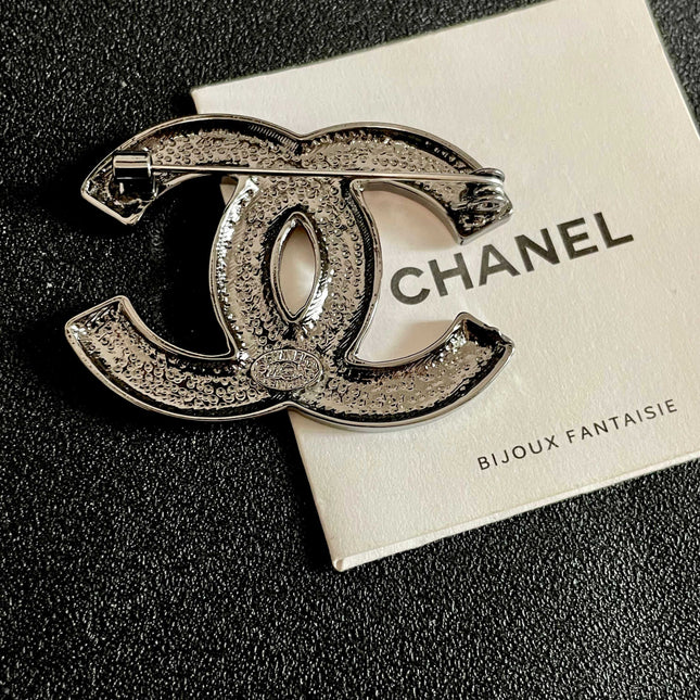 CHANEL 26S CHANEL DOUBLE C LOGO YELLOW & PINK ENAMEL BROOCH IN SILVER METAL 629912