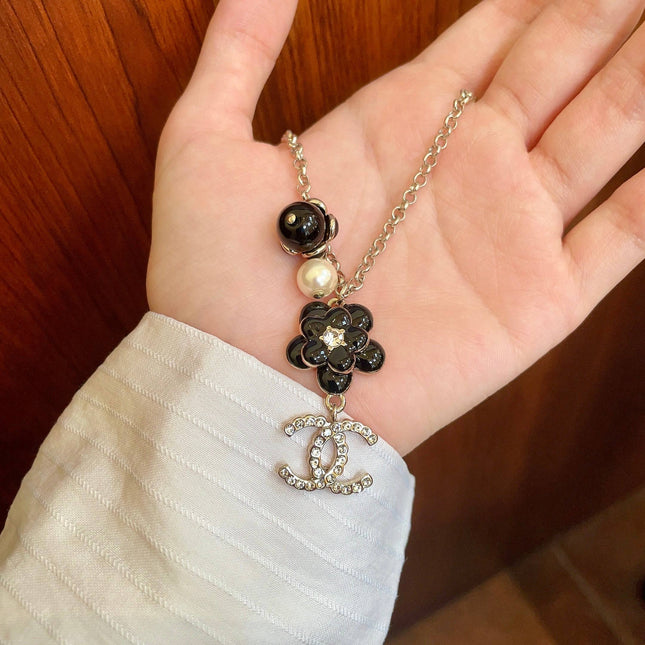 CHANEL 26S DOUBLE C LOGO BLACK FLOWER & PEARL CHARM PENDANT NECKLACE WITH CRYSTAL DETAIL IN GOLD METAL 631012