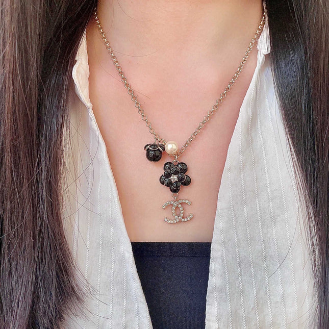 CHANEL 26S DOUBLE C LOGO BLACK FLOWER & PEARL CHARM PENDANT NECKLACE WITH CRYSTAL DETAIL IN GOLD METAL 631012