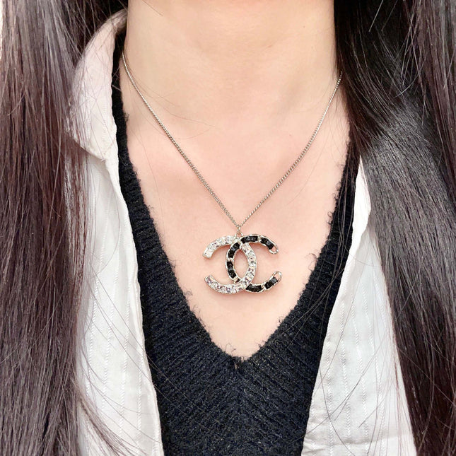 CHANEL 26S DOUBLE C LOGO CRYSTAL & BLACK ENAMEL CHAIN PENDANT NECKLACE IN SILVER METAL 631017