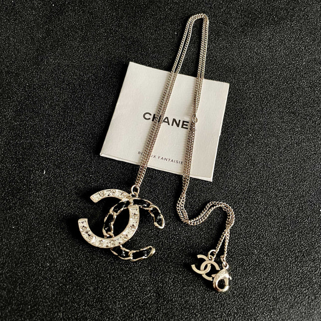 CHANEL 26S DOUBLE C LOGO CRYSTAL & BLACK ENAMEL CHAIN PENDANT NECKLACE IN SILVER METAL 631017