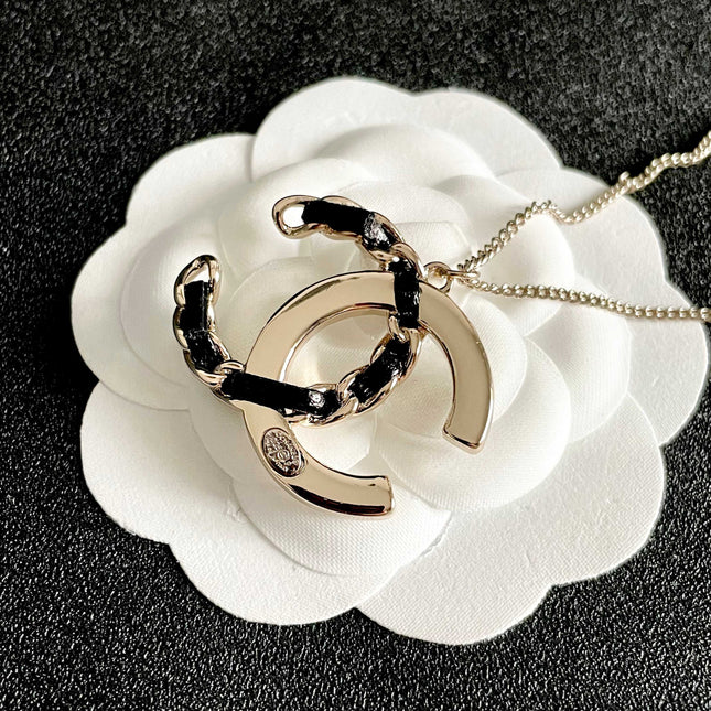 CHANEL 26S DOUBLE C LOGO CRYSTAL & BLACK ENAMEL CHAIN PENDANT NECKLACE IN SILVER METAL 631017
