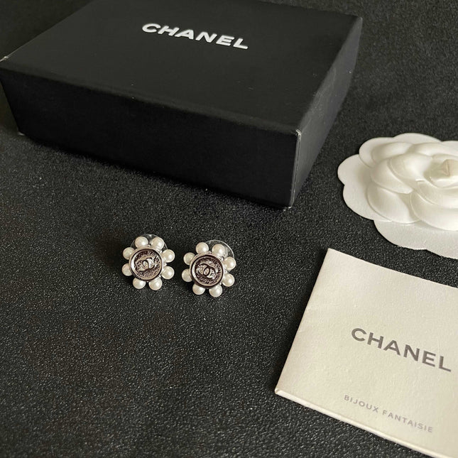 CHANEL 26S DOUBLE C LOGO PEARL TRIM ROUND STUD EARRINGS IN SILVER METAL 631020