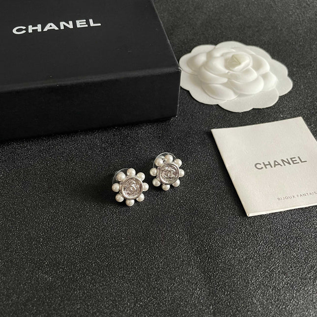 CHANEL 26S DOUBLE C LOGO PEARL TRIM ROUND STUD EARRINGS IN SILVER METAL 631020
