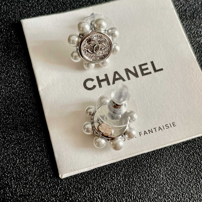 CHANEL 26S DOUBLE C LOGO PEARL TRIM ROUND STUD EARRINGS IN SILVER METAL 631020