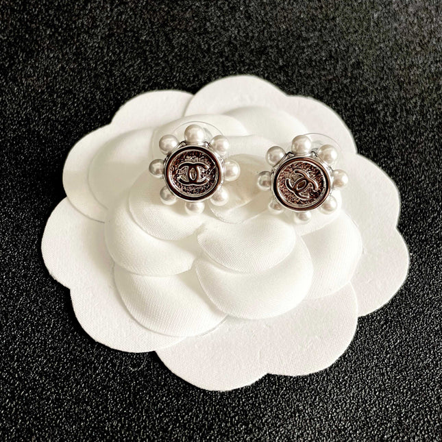 CHANEL 26S DOUBLE C LOGO PEARL TRIM ROUND STUD EARRINGS IN SILVER METAL 631020
