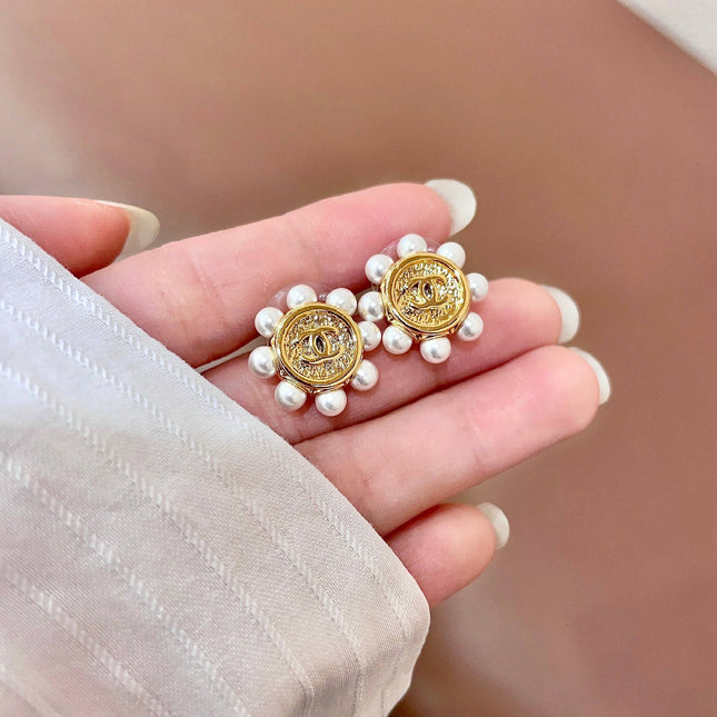 CHANEL 26S DOUBLE C LOGO PEARL TRIM ROUND STUD EARRINGS IN GOLD METAL 631021