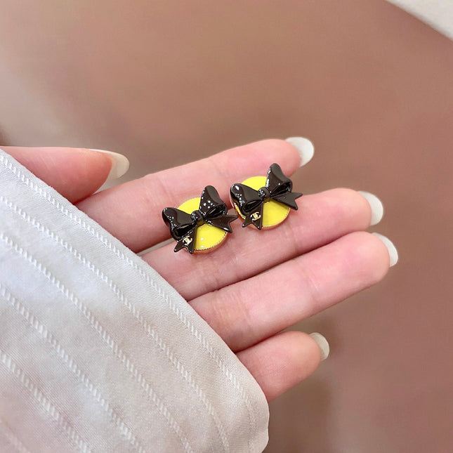 CHANEL 26S DOUBLE C LOGO BLACK BOW YELLOW ENAMEL ROUND STUD EARRINGS IN GOLD METAL 631024