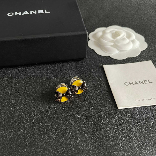 CHANEL 26S DOUBLE C LOGO BLACK BOW YELLOW ENAMEL ROUND STUD EARRINGS IN GOLD METAL 631024