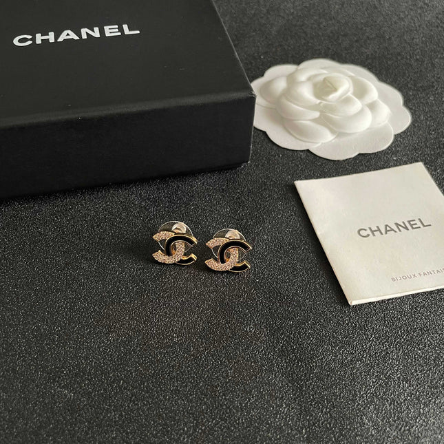 CHANEL 26S DOUBLE C LOGO BLACK ENAMEL & CRYSTAL ROUND STUD EARRINGS IN GOLD METAL 631030