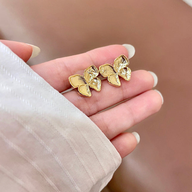 CHANEL 26S FOUR PETAL FLOWER STUD EARRINGS IN GOLD METAL 631031