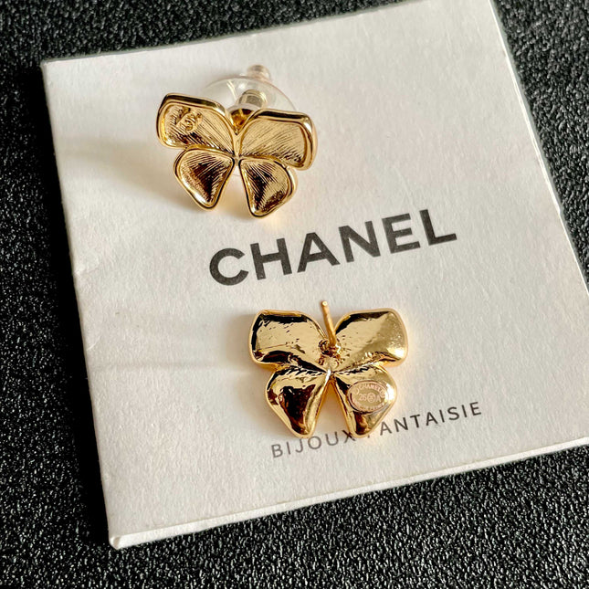 CHANEL 26S FOUR PETAL FLOWER STUD EARRINGS IN GOLD METAL 631031