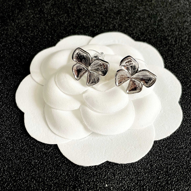 CHANEL 26S FOUR PETAL FLOWER STUD EARRINGS IN SILVER METAL 631032