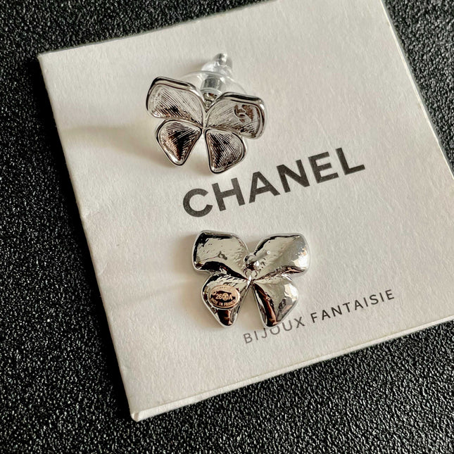 CHANEL 26S FOUR PETAL FLOWER STUD EARRINGS IN SILVER METAL 631032