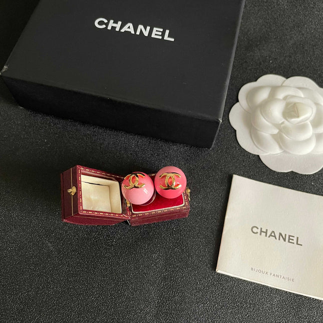 CHANEL 26S DOUBLE C LOGO PINK ENAMEL ROUND STUD EARRINGS IN GOLD METAL 631033