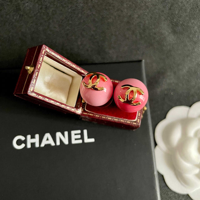 CHANEL 26S DOUBLE C LOGO PINK ENAMEL ROUND STUD EARRINGS IN GOLD METAL 631033