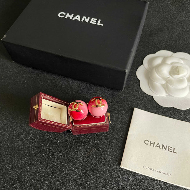 CHANEL 26S DOUBLE C LOGO RED PINK OMBRE ENAMEL ROUND STUD EARRINGS IN GOLD METAL 631036