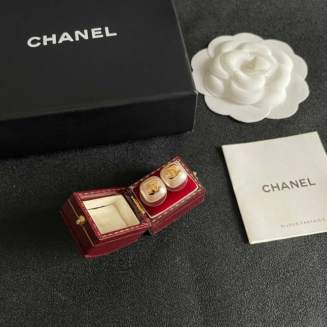 CHANEL 26S DOUBLE C LOGO PEARL WHITE ENAMEL SQUARE STUD EARRINGS IN GOLD METAL 631035