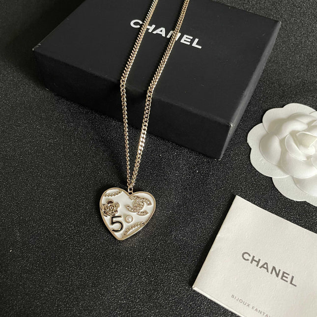 CHANEL 26S DOUBLE C LOGO NO.5 FLORAL HEART NECKLACE IN WHITE ENAMEL & GOLD METAL 630794