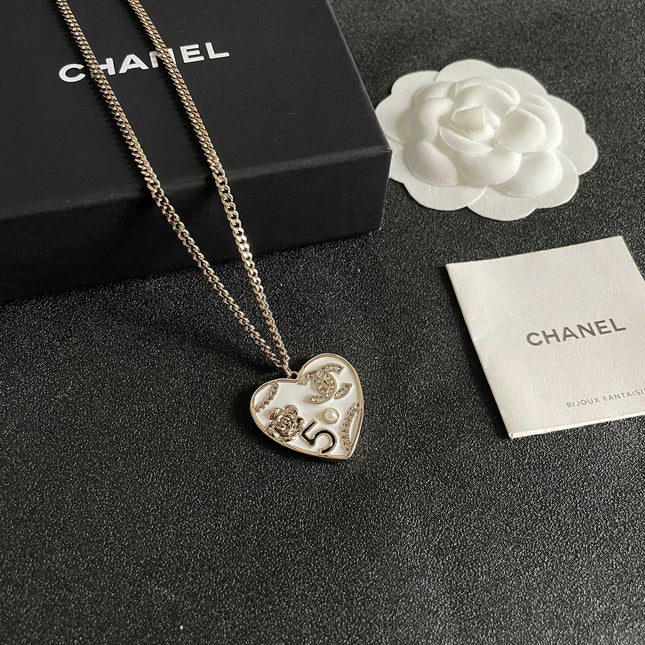 CHANEL 26S DOUBLE C LOGO NO.5 FLORAL HEART NECKLACE IN WHITE ENAMEL & GOLD METAL 630794