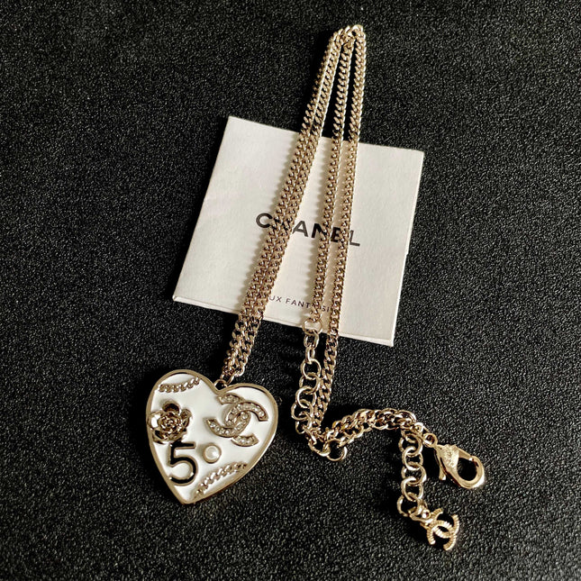 CHANEL 26S DOUBLE C LOGO NO.5 FLORAL HEART NECKLACE IN WHITE ENAMEL & GOLD METAL 630794