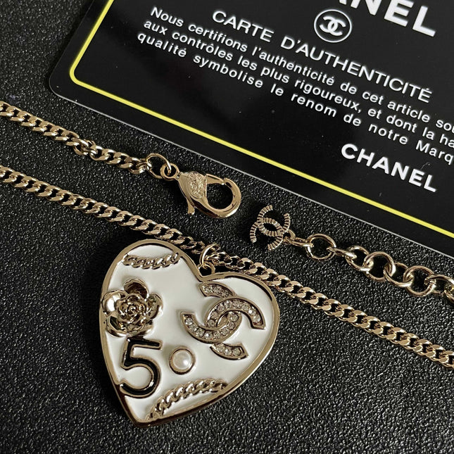 CHANEL 26S DOUBLE C LOGO NO.5 FLORAL HEART NECKLACE IN WHITE ENAMEL & GOLD METAL 630794