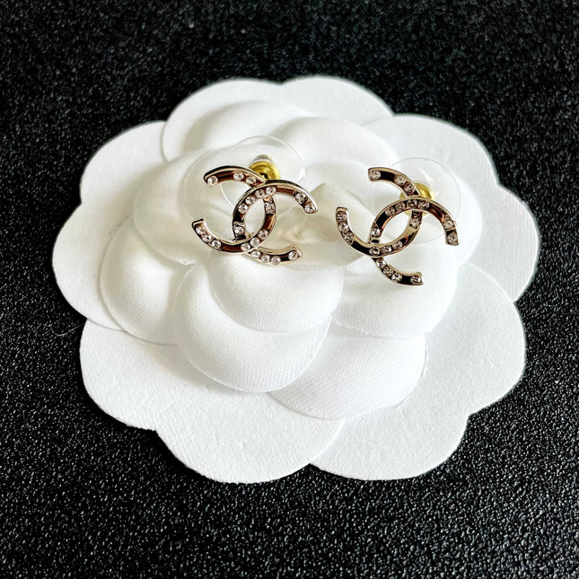 CHANEL 26S DOUBLE C LOGO CRYSTAL STUD EARRINGS IN GOLD METAL 631817