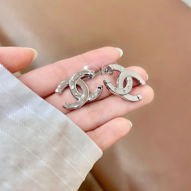 CHANEL 26S DOUBLE C LOGO CRYSTAL STUD EARRINGS IN SILVER METAL 631902