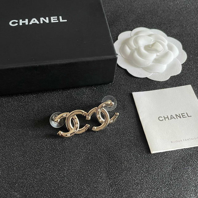 CHANEL 26S DOUBLE C LOGO CRYSTAL STUD EARRINGS IN GOLD METAL 631903