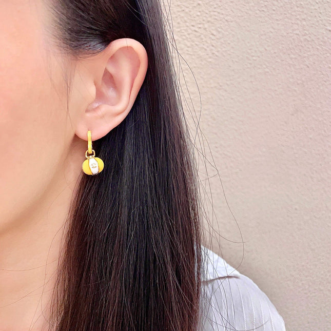 CHANEL 26S DOUBLE C LOGO BALL DROP EARRINGS IN YELLOW AND WHITE ENAMEL WITH GOLD METAL 631904