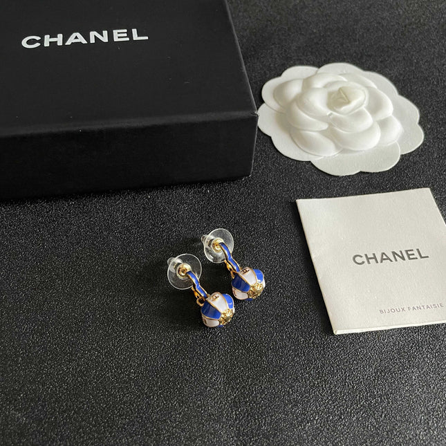 CHANEL 26S DOUBLE C LOGO BALL DROP EARRINGS IN BLUE AND WHITE ENAMEL WITH GOLD METAL 631905
