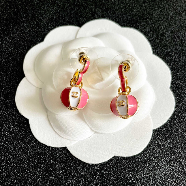 CHANEL 26S DOUBLE C LOGO BALL DROP EARRINGS IN PINK AND WHITE ENAMEL WITH GOLD METAL 631906