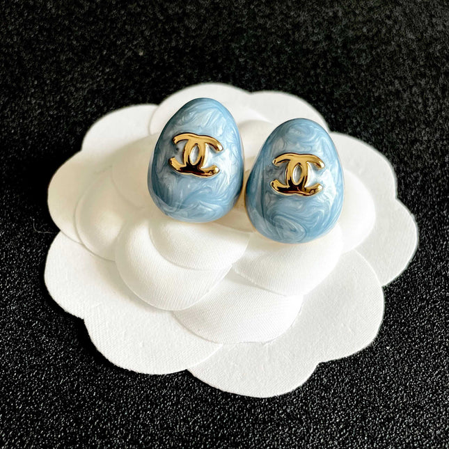 CHANEL 26S DOUBLE C LOGO OVAL STUD EARRINGS IN BLUE MARBLE ENAMEL WITH GOLD METAL 631908