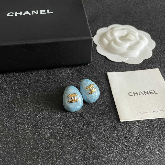 CHANEL 26S DOUBLE C LOGO OVAL STUD EARRINGS IN BLUE MARBLE ENAMEL WITH GOLD METAL 631908