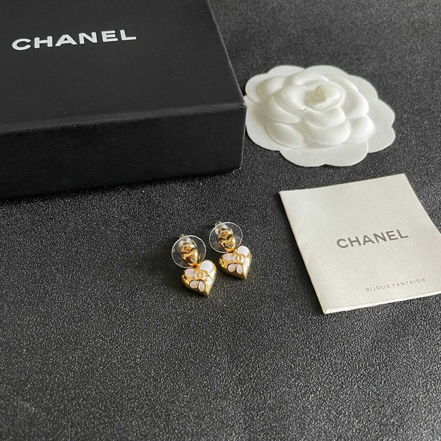 CHANEL 26S DOUBLE C HEART DROP EARRINGS WITH WHITE ENAMEL FLORAL DETAIL IN GOLD METAL 631910