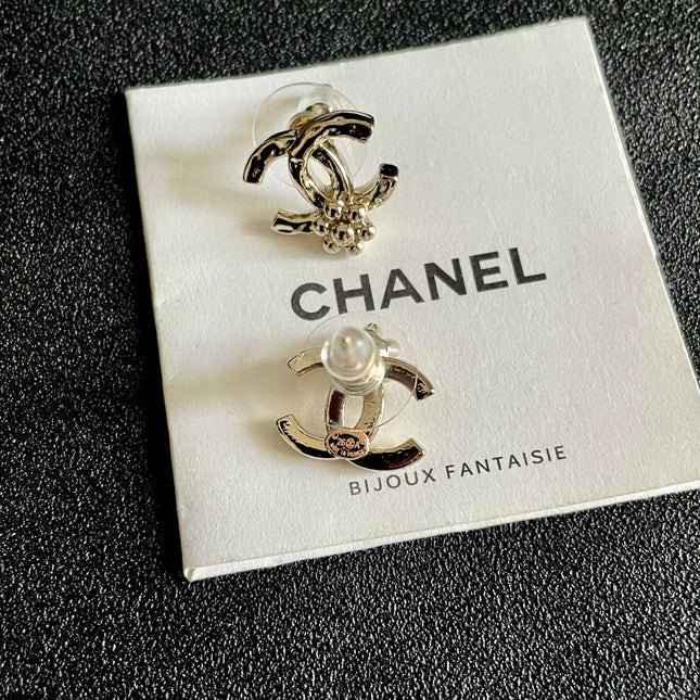 CHANEL 26S DOUBLE C LOGO PEARL STUD EARRINGS WITH FLORAL DETAIL IN GOLD METAL 631917