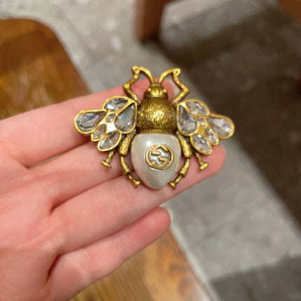 GUCCI 26S BEE LOGO PEARL CRYSTAL STATEMENT BROOCH IN AGED GOLD TONE METAL 631920