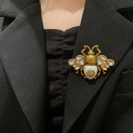 GUCCI 26S BEE LOGO PEARL CRYSTAL STATEMENT BROOCH IN AGED GOLD TONE METAL 631920