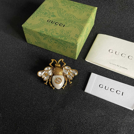 GUCCI 26S BEE LOGO PEARL CRYSTAL STATEMENT BROOCH IN AGED GOLD TONE METAL 631920