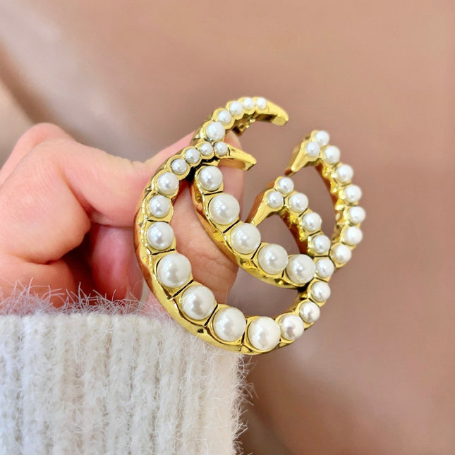 GUCCI 26S DOUBLE G LOGO PEARL EMBELLISHED STATEMENT BROOCH IN GOLD TONE METAL 631921