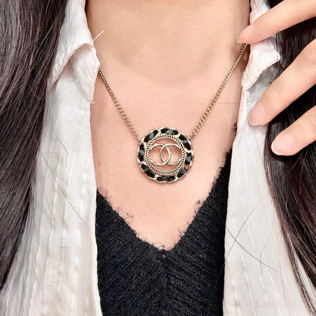 CHANEL 26S DOUBLE C LOGO BLACK ENAMEL ROPE EDGE ROUND PENDANT NECKLACE IN GOLD METAL 633296