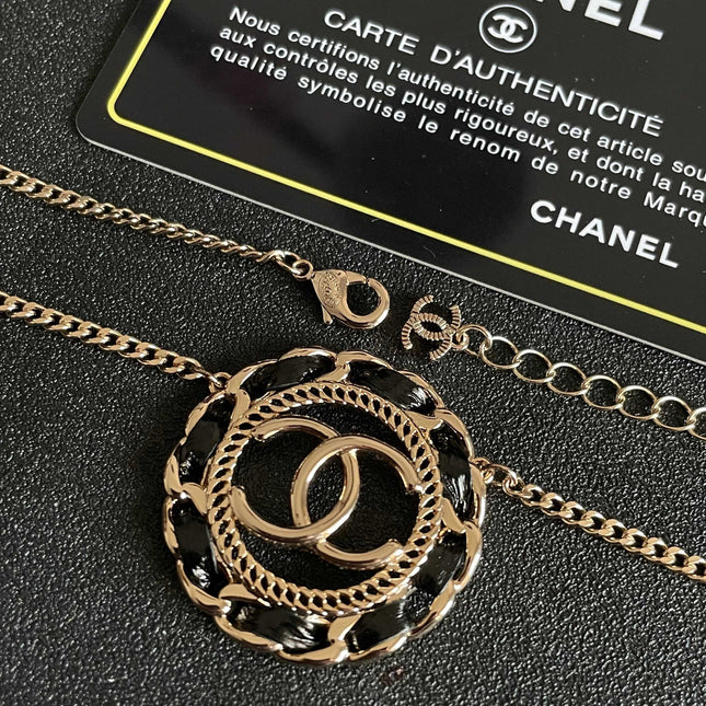 CHANEL 26S DOUBLE C LOGO BLACK ENAMEL ROPE EDGE ROUND PENDANT NECKLACE IN GOLD METAL 633296