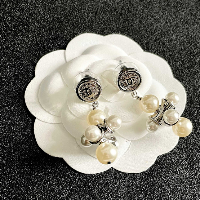CHANEL 26S CHANEL CC LOGO PEARL CLUSTER DROP EARRINGS IN SILVER METAL 633302