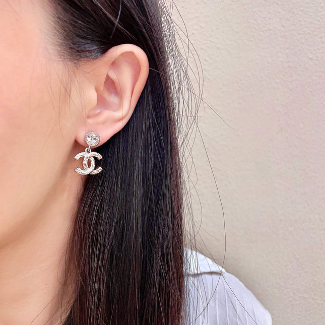 CHANEL 26S CHANEL CC LOGO WOVEN METAL DROP EARRINGS WITH CRYSTAL STUD IN SILVER METAL 633303