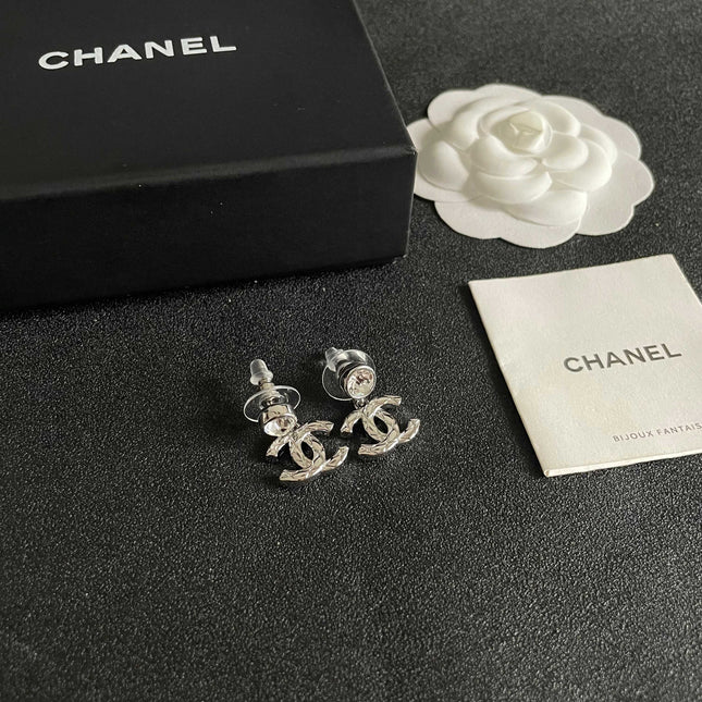 CHANEL 26S CHANEL CC LOGO WOVEN METAL DROP EARRINGS WITH CRYSTAL STUD IN SILVER METAL 633303