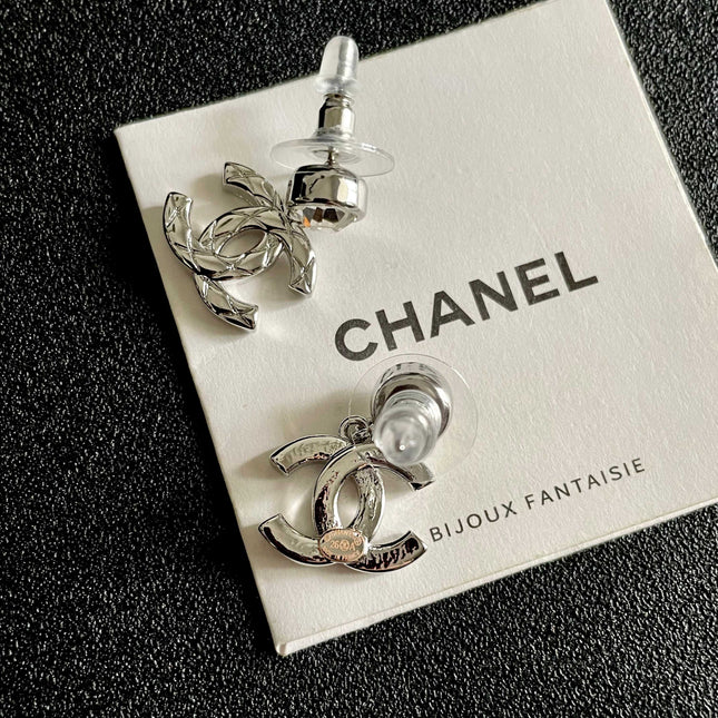 CHANEL 26S CHANEL CC LOGO WOVEN METAL DROP EARRINGS WITH CRYSTAL STUD IN SILVER METAL 633303